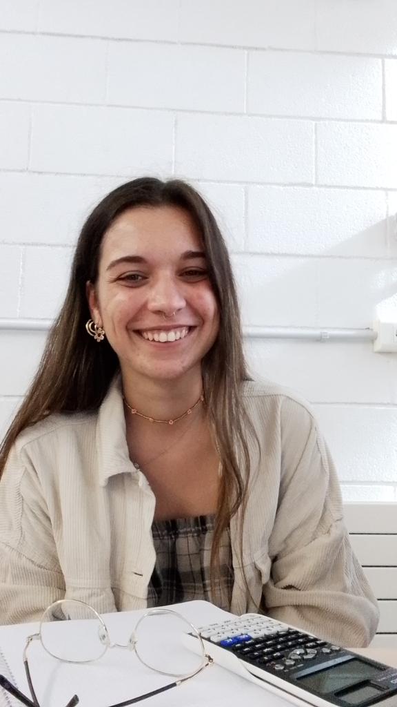 "Carla Altadill, enginyera química. A l'acadèmia, guia als alumnes d'ESO i batxillerat en les ciències. Amant de les excursions a la natura i apassionada per tota la música. Un referent en l'educació científica amb una passió per l'aprenentatge."